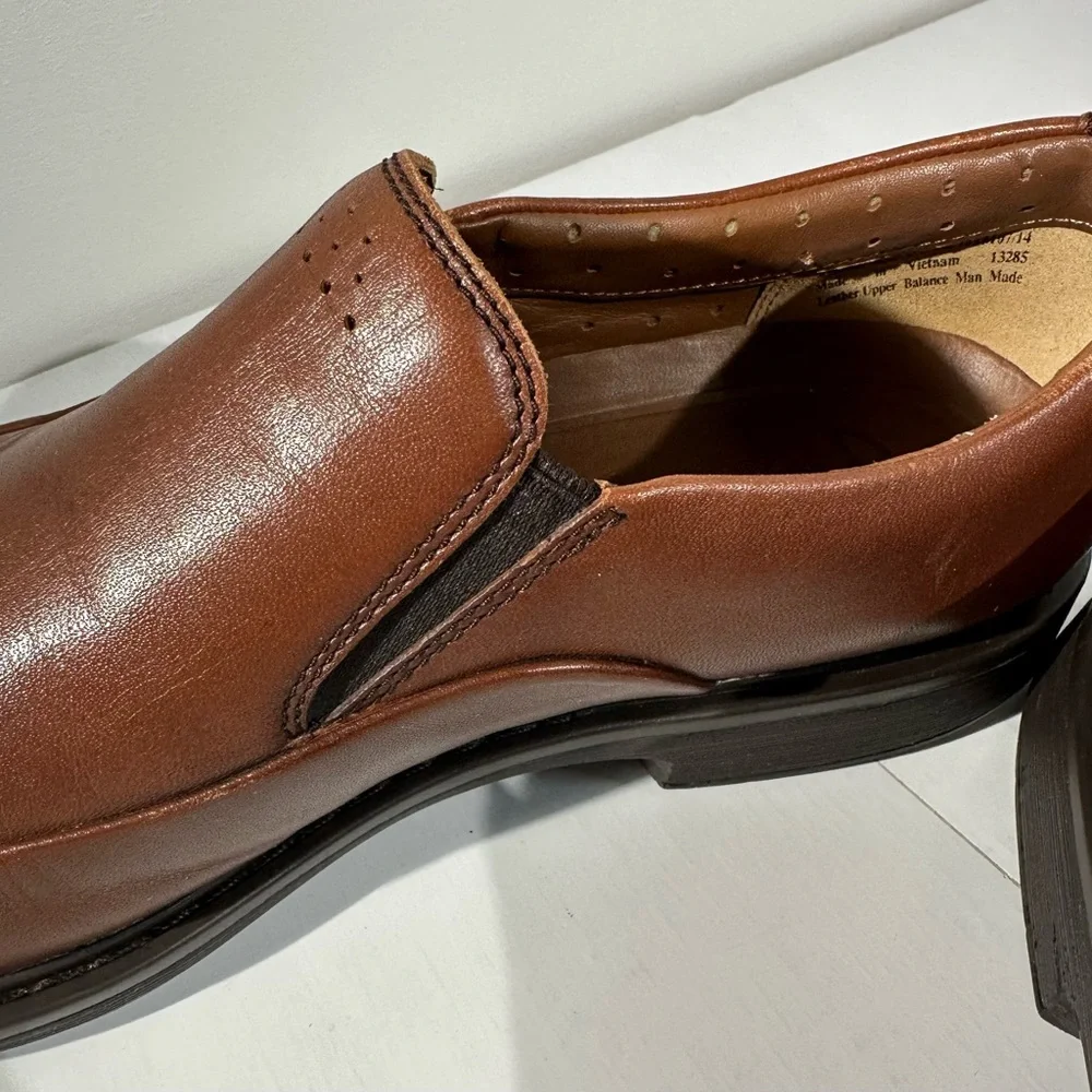 Clarks men’s size 10.5 active air vent leather loafers,  brown like‎ new